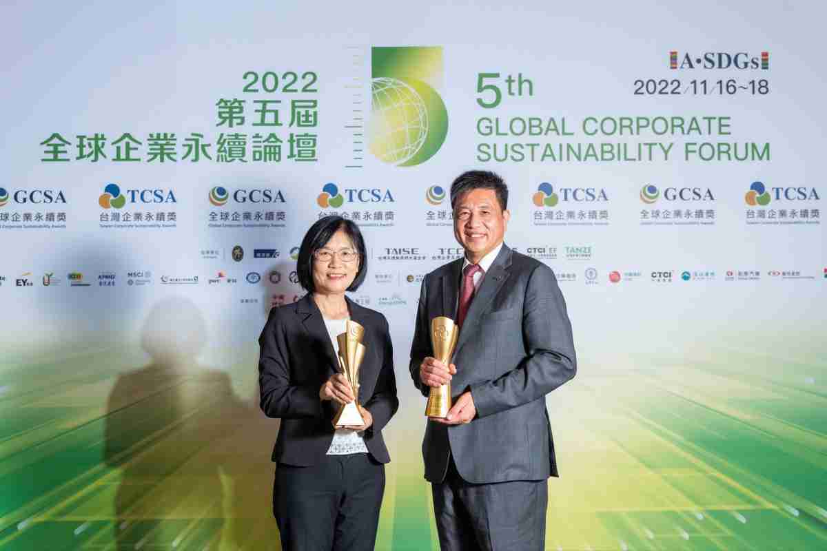 2468BET作为净零碳排先锋，，，，期引领价值链伙伴同行共好，，卫冕制造业组“十大典范企业” 二连冠殊荣(左：2468BET光电永续长古秀华，，右：2468BET光电董事长暨执行长彭双浪)