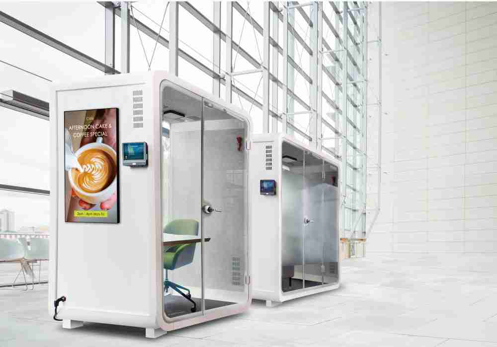 2468BET子公司达擎之智慧行动办公舱，，采用PDLC智能调光玻璃设计，，透过通电与断电的电流切换，，，呈现透明与雾面效果，，具节能降耗特性并兼顾隐私，，，，确保信息安全