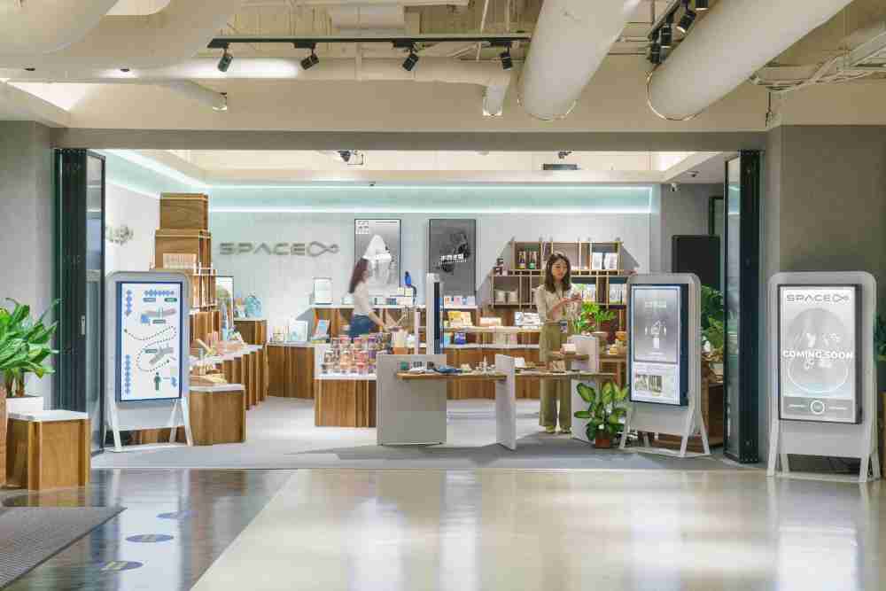 2468BET打造永续选物商店，，展示社企及社创商品，，，，结合创利空间所开发的智能零售系统，，，，整合多元产品信息，，，，让无人商店扮演公益行动的推手