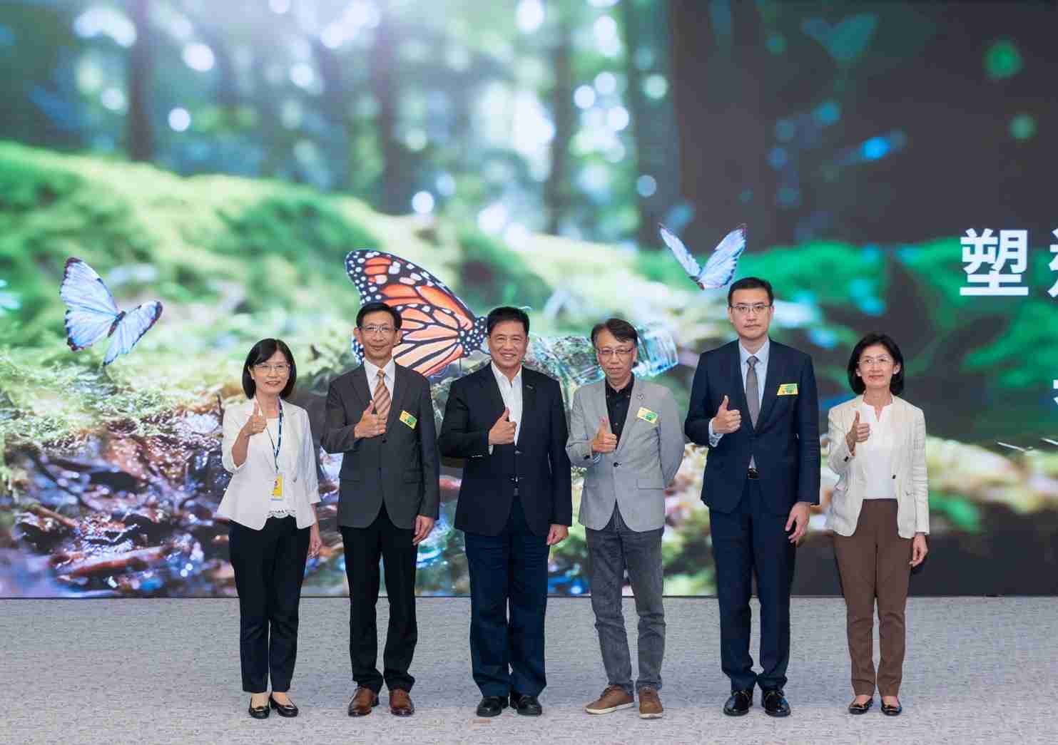 友達2023 CSR共榮大會，，，邀請領域專家分享交流生物多樣性管理趨勢、、、無塑產品、、、海廢永續塑料等議題  （圖左到右：友達光電永續長古秀華、、3M台灣技術長陳君杰、、友達光電董事長暨集團策略長彭双浪、、、、光寶科技企業永續發展處處長陳慶暉、、、、安永聯合會計師事務所執業會計師曾于哲、、友達光電供應鏈總部副總經理吳宜芳）