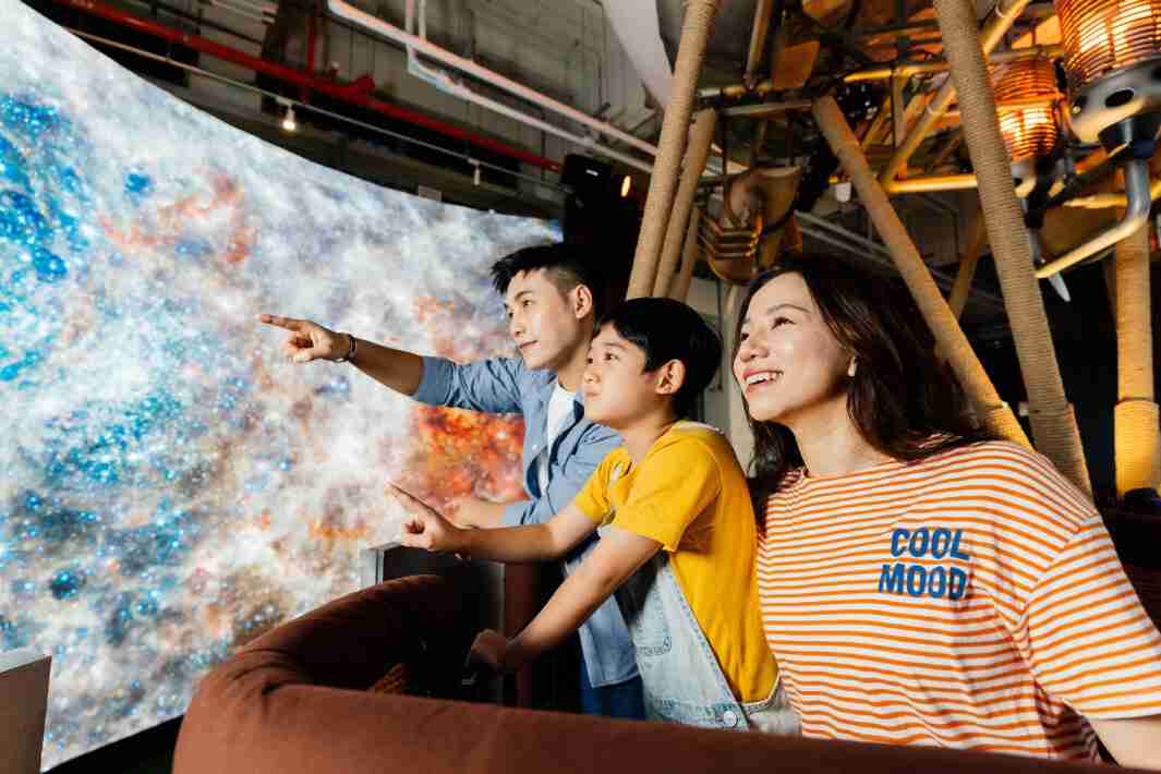 2468BET打造全台最大宽6公尺、、、、高4公尺、、、、唯一搭载LED弧形拼接显示屏的动感飞行船，，让乘客驻足在热气球上，，，，享受身历其境的伪出国旅游乐趣