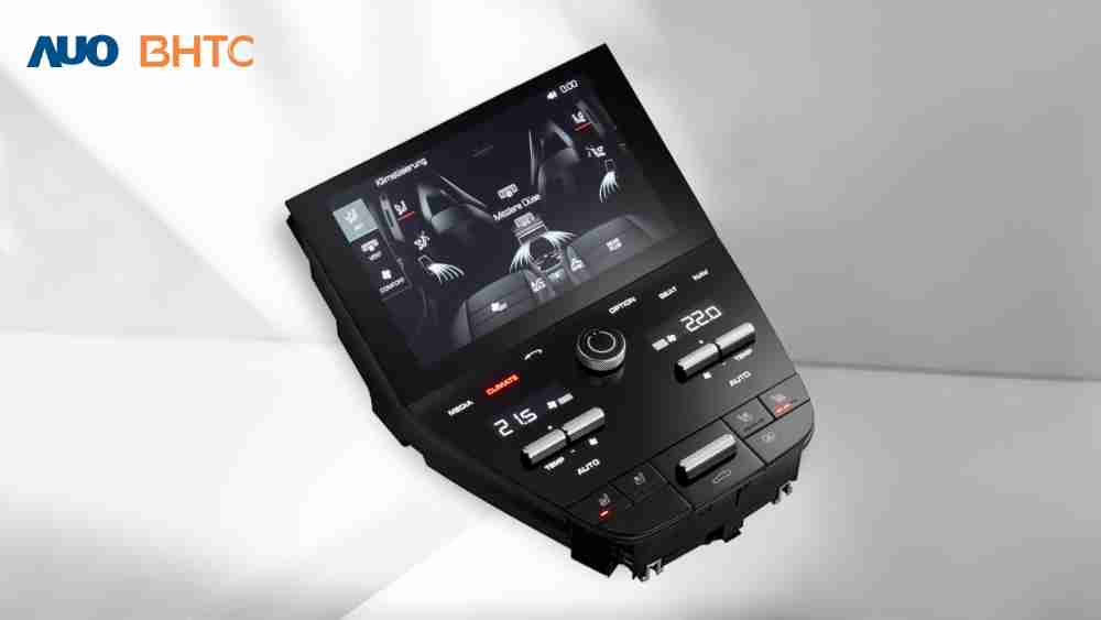 作為友達新生力軍，，BHTC所展示的中央與後座鞍部的Display HMI產品，，，可處理多區恆溫控制、、、顯示畫面，，，呈現仿真3D車室分區；以力傳感技術精準傳遞觸感，，，，並結合音量及震動反饋，，防止意外啟動，，提供使用者自然流暢、、、直觀且輕鬆駕馭的舒適介面