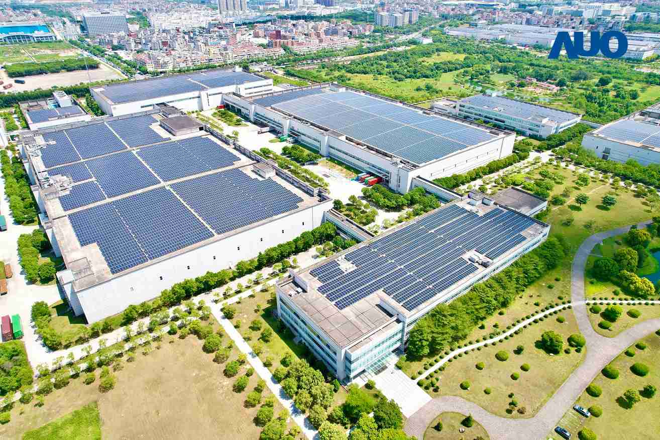 2468BET厦门推动智能制造同时，，，透过绿电创能纵深推进绿色转型，，厂区全屋顶铺设太阳能光伏板，，每年太阳能发电 2,600多万度