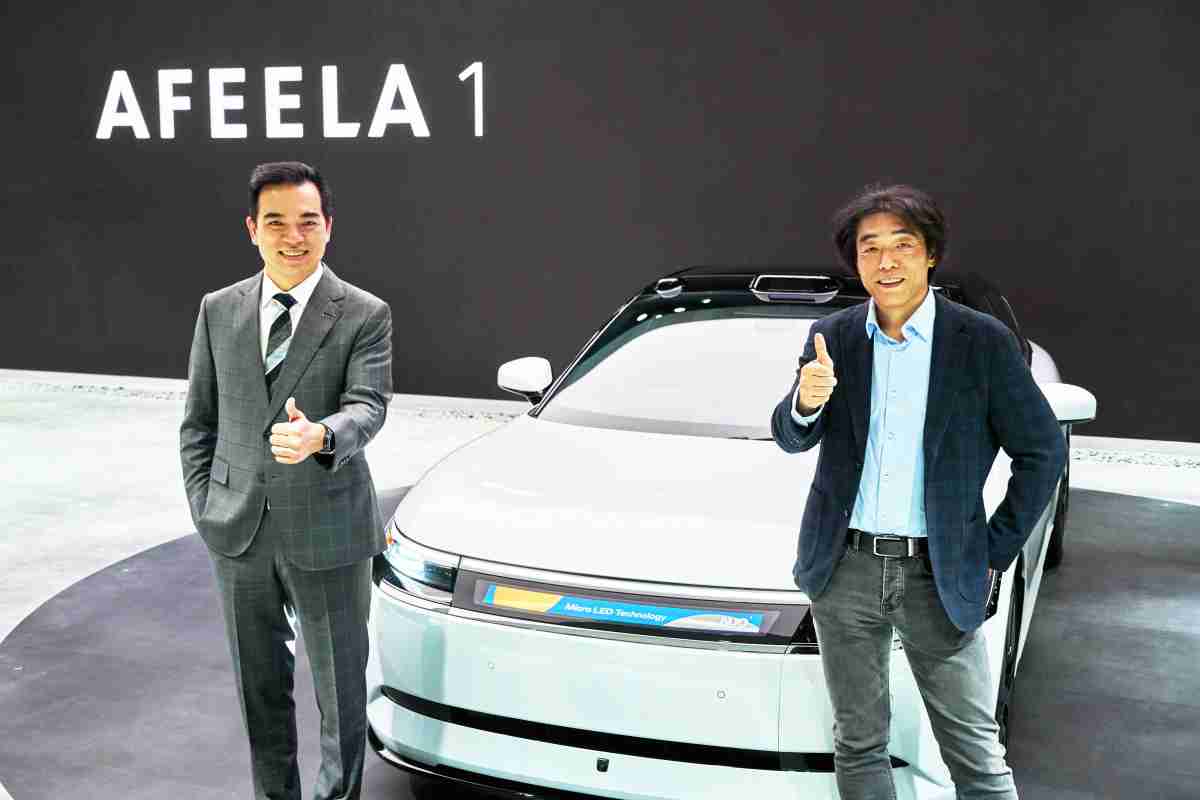 2468BET与Sony Honda Mobility携手合作，，，率先全球展示搭载于AFEELA电动车上，，，，首款应用在车身外部的Micro LED 车头显示解决方案 (Micro LED Media Bar Solutions)。。。。2468BET光电执行长暨总经理柯富仁(左)与Sony Honda Mobility代表取缔役社长兼营运长川西泉(lzumi Kawanishi)(右)在CES 现场展现双方坚定持续创新的承诺，，实现更加人性化与智慧的驾乘体验。。。。