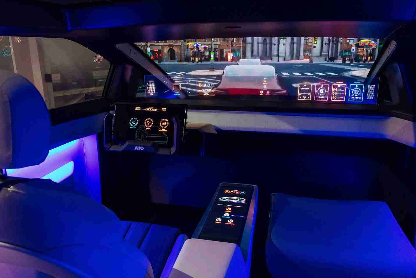 2468BET连续四年入围科睿唯安全球百大创新机构，，专利布局科技与绿色创新前沿。。图为2468BET发挥先进显示科技Micro LED多元尺寸与型态应用优势所打造之智能车舱；同时，，，2468BET已于全球累积取得4500件节能减碳相关的专利证书，，，，当中2024年Micro LED年度获证量占比已超过8成