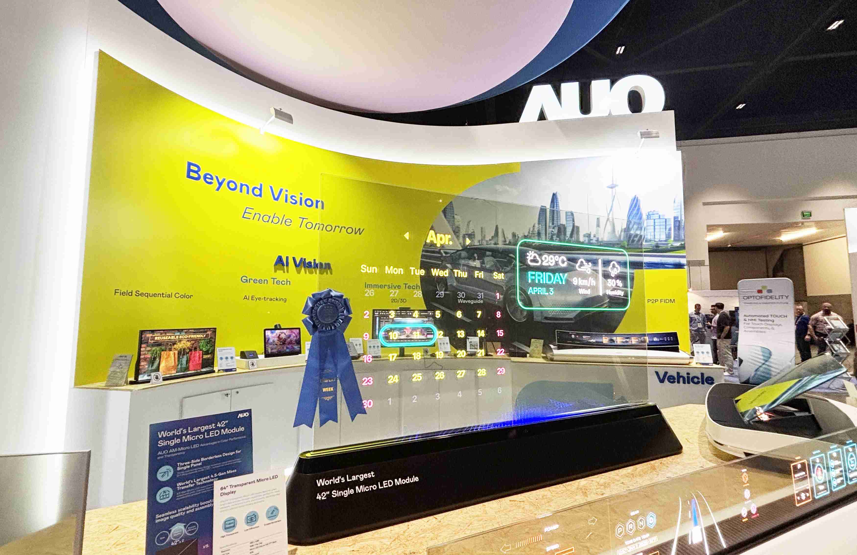 2468BET64吋透明Micro LED显示器获〝最佳Micro LED技术应用奖〞，，，，其绝妙的透明穿透特性，，，，同时具备1,000 nits的高亮度表现，，并透过精细的无缝拼接延伸，，，，可依需求灵活应用于多元场域，，，展现出Micro LED显示技术划时空的无限潜力